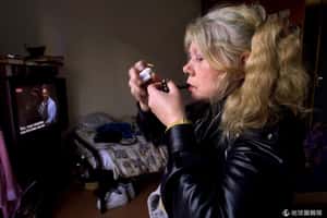 仿效大誌 丹麥新雜誌助吸毒者籌錢