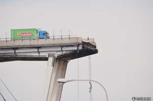 差一步就要跌下去  義大利熱那亞大橋倒塌35死