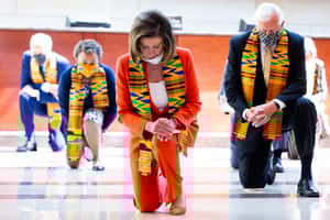 在佛洛伊德事件後，美國民主黨議員身上圍的是什麼？