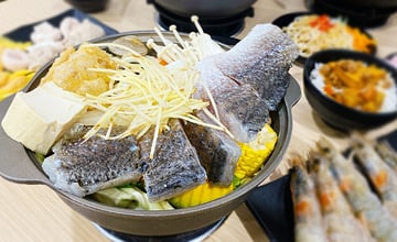 【強鍋台式平價小火鍋】大尾鱸魚海鮮鍋、松露牛奶雞腿鍋（湯頭超驚豔）真材實料桃園平價火鍋店│桃園南崁蘆竹美食小火鍋推薦