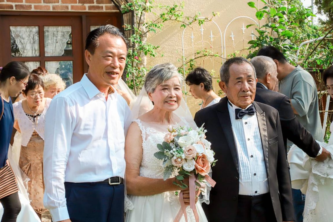 嘉義蔦松社區辦圓夢婚紗　長輩盛裝展笑容