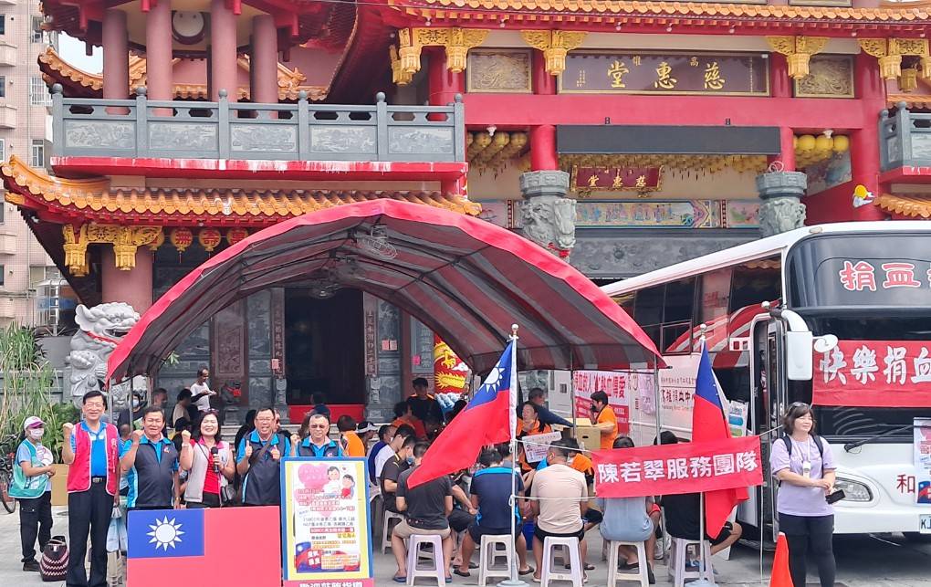 國慶連假，捐血救人熱血傳愛！陳若翠贈送國旗小別針