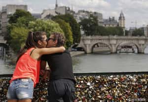 愛情鎖太重 法國藝術橋欄杆倒塌
