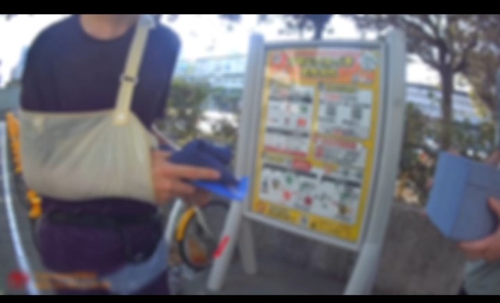 左營區博愛二路捷運巨蛋站5號出口旁，有外籍人士舉牌稱受傷募款情事