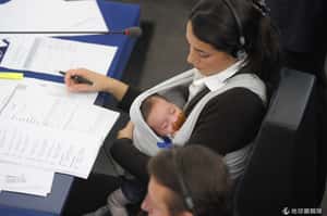 愛相隨  義籍女議員帶著寶寶闖政壇