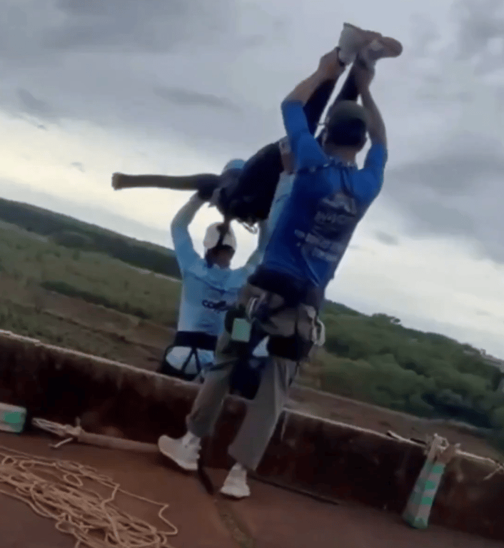 巴西 Limeira rope jump 事故前，平台上可見工作人員抬起參與者與地面繩索的截圖
