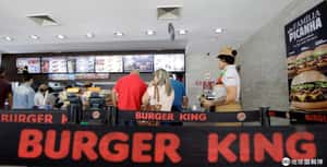 刮鬍子、戴領帶？西班牙巴塞隆納政府宣布漢堡王的服儀規定違憲