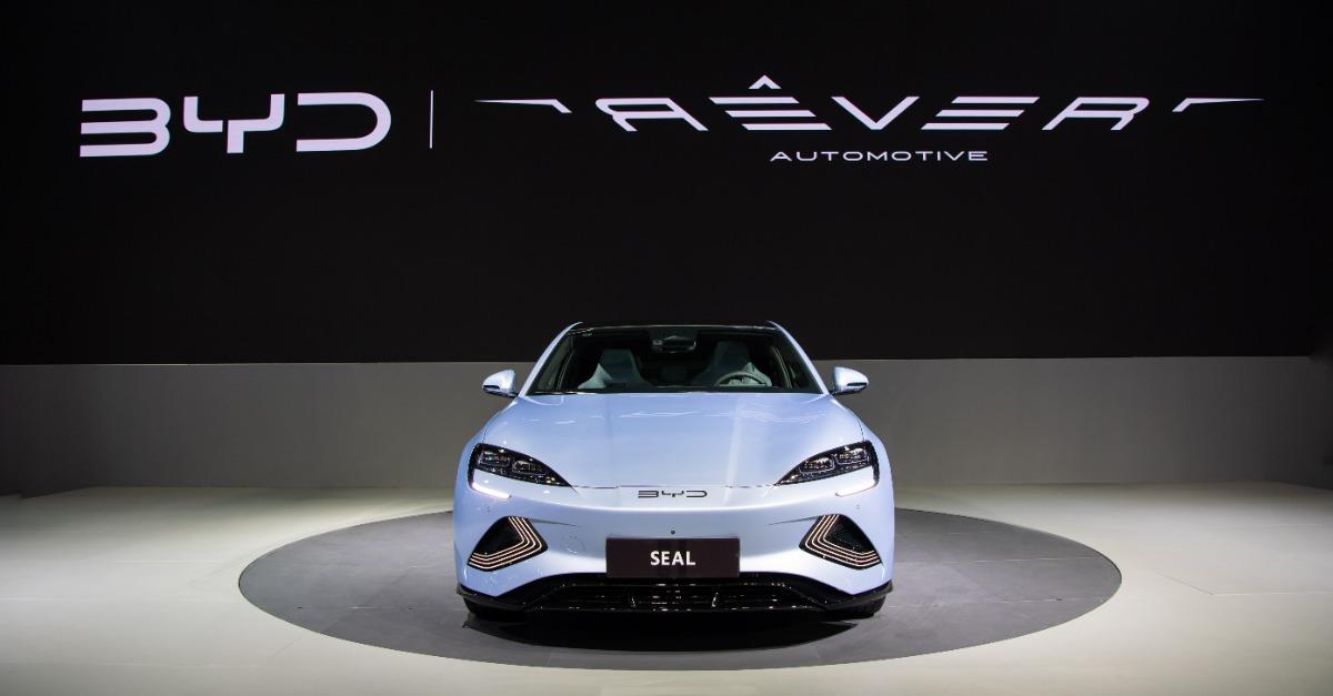 比亞迪事件又是一樁算計?扯出綠媒狗咬狗一嘴毛