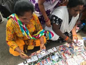 抗議現場發大財？直擊新德里的抗議照片小攤，我居然也在上面！