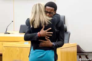 「我原諒你」弟弟擁抱槍殺哥哥的美國警察  引發正反議論