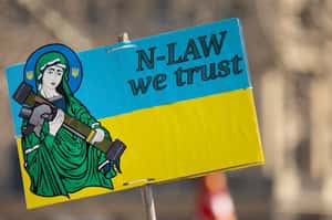 聖母馬利亞也會拿飛彈？烏克蘭反戰新象徵：標槍聖母像