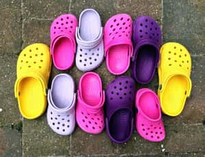 疫情來了，洞洞鞋又紅了 Crocs控告21間知名品牌抄襲