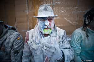 不下雪一樣好玩  西班牙用麵粉大戰拉鎮民募款