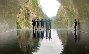 一條隧道，如何把峽谷變成藝術？ 走進新潟清津峽，在750公尺的黑暗與光之間，重新學會觀看自然
