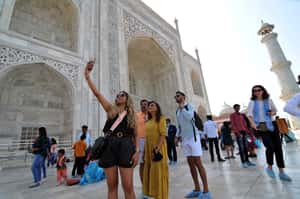 走過疫情死亡幽谷 印度人解封後重學社交