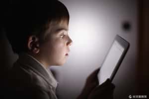 智慧手機育兒？ 英國研究提醒家庭關係無法取代