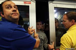 你推我擠搶便宜  美國民眾徹夜排隊瘋血拚