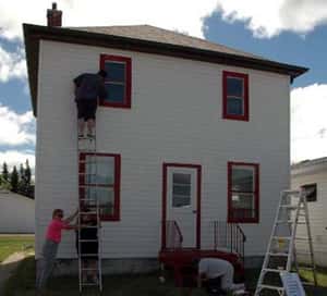 一根髮夾換出一棟房 美國網紅28次交易再創以物易物奇蹟