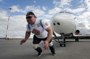 【地球 24小時】09/11  拉飛機的男人