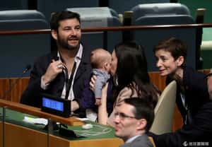 史上第一次  紐西蘭總理和寶寶現身聯合國大會