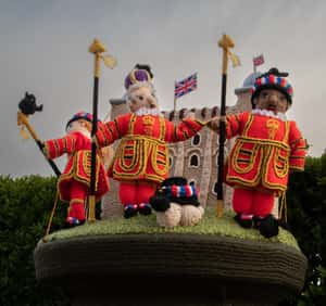 郵筒上，加冕典禮悄悄開跑！英國編織藝術迎接新王登基