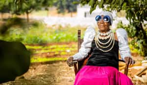 一個時尚新星的誕生　尚比亞酷嬤穿上孫女衣裳，意外成為時裝新秀