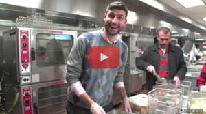 這位型男的計畫感動美國的大學生...