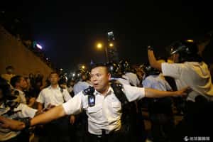 港警掃蕩佔中陣營爆衝突