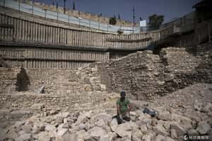 聖城停車場挖出千年希臘古城