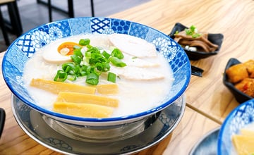 內湖「小白拉麵」東湖巷弄美食，日系拉麵湯頭太療癒（特推蒜味湯頭）30 秒秘密暗號，有如一蘭的極細緻勁道口感~會愛上!