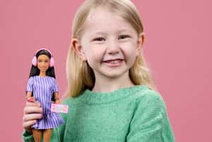 首款「自閉症芭比」登場！降噪耳機、指尖陀螺化身時尚配件　美泰兒：人人都能驕傲展現真實自我