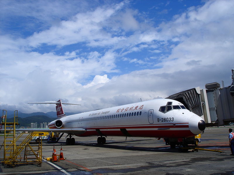 遠東航空飛機占用停機坪多年末付費 行政執行署查封MD-83型一架