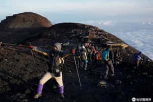 登頂那一刻！跟著鏡頭來爬日本富士山