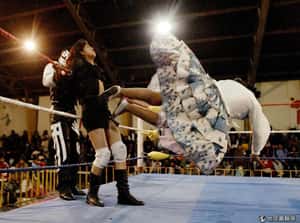 穿上褶邊裙來打架  玻利維亞的女子摔角Cholita