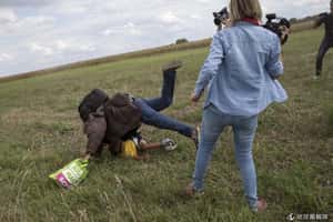 匈牙利踢人女記者告難民