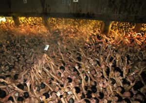 萬人推擠、責任自負？日本「裸體祭」踩踏傷亡事故釀2死　傳統祭典如何守住安全的底線？