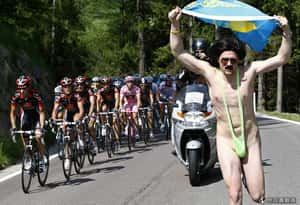 把麻煩穿上身   捷克觀光客穿「男基尼」在哈薩克被捕