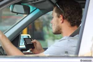 美國人不要命   61% 邊開車邊用手機