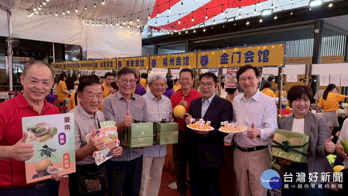 黃偉哲領軍推廣　台南洋香瓜與大白柚打入星國家庭