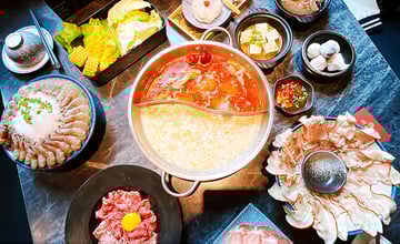 桃園麻辣鴛鴦鍋推薦【怎麻辣頂級鴛鴦火鍋】生日幾歲就送幾隻蝦，視覺系「酒燒桐德黑豬」火焰秀超震撼！青埔美食