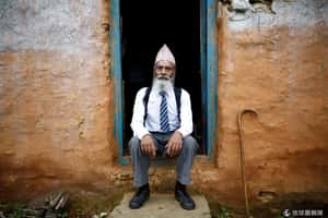 「我為了忘卻悲傷而開始上學」，68歲的尼泊爾高中生