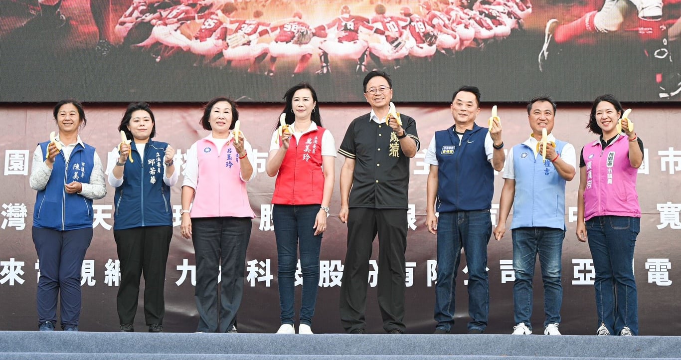 桃園市府前直播派對「吃香蕉挺桃猿」 台灣大賽首戰樂天勝出