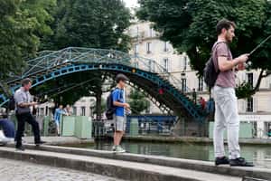 要釣，就去塞納河釣！巴黎年輕人瘋「街頭釣魚」