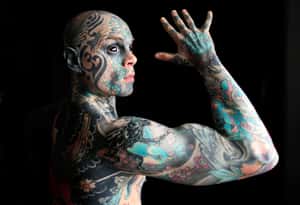 一身刺青嚇到人？ 法國刺青老師最想教給孩子的一堂課