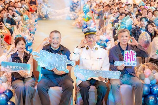 桃市「海洋奇緣」市民聯合婚禮　張市長化身船長帶領新人航向幸福
