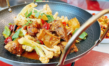 小巨蛋聚餐推薦【皇宴天成】精緻中式料理｜令人上癮的的功夫菜！從乾鍋牛腩、夫妻肺片、泡椒臭豆腐到酸菜魚湯~震撼味蕾，台北尾牙與聚餐首選│台北捷運美食地圖