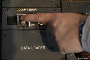 飛機駕駛艙門怎麼開？
