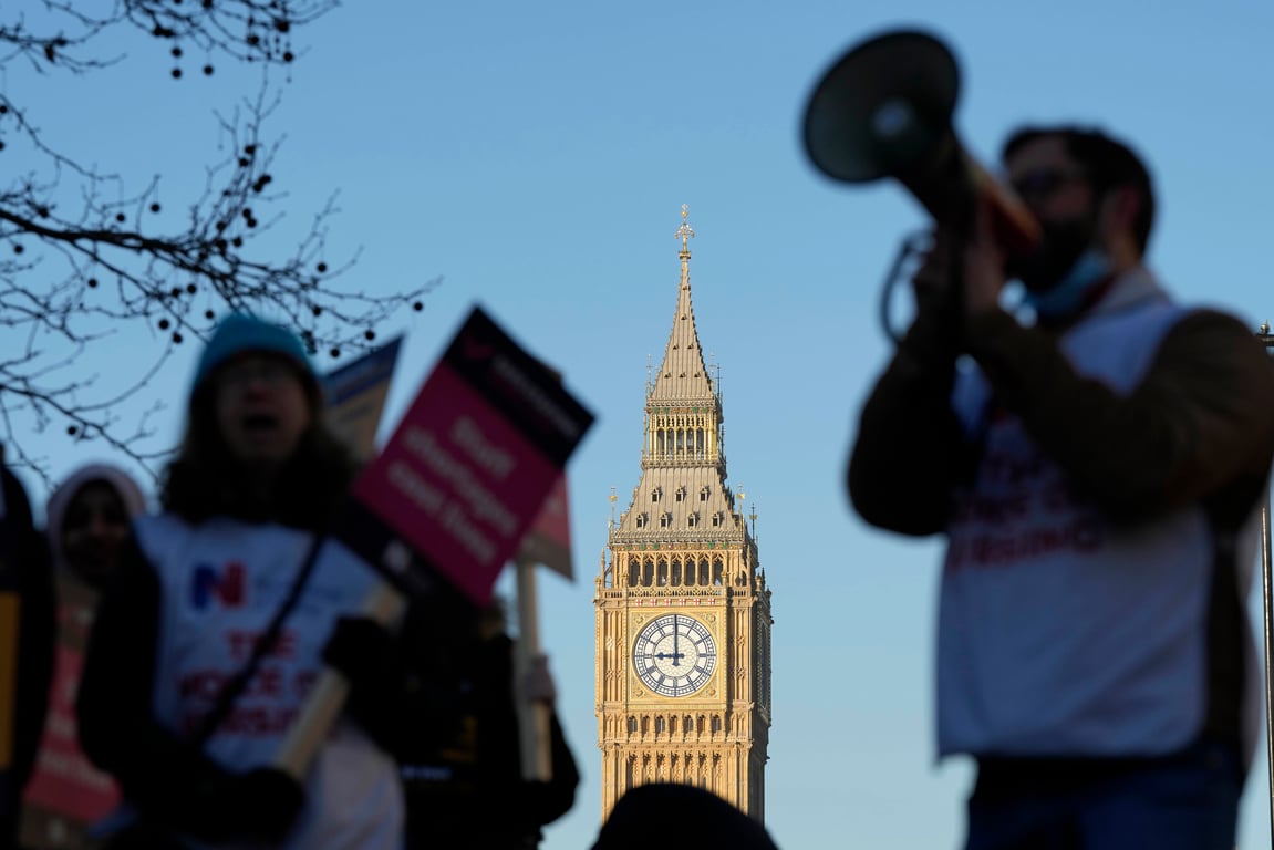 「醒醒吧蘇納克！」英國十年來最大規模罷工　公務員、教師與醫護人員接力上街抗議