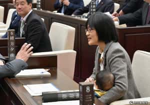七個月大寶寶不能來  日本熊本市女議員帶兒上班惹議