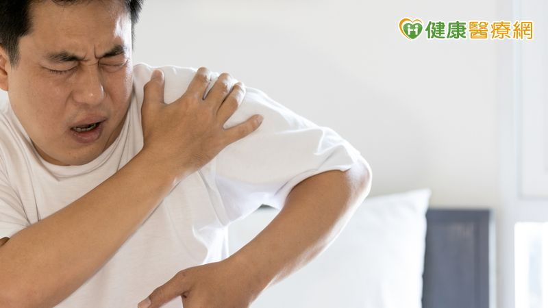 手車禍半年後肩痛如「被封印」！中醫「小針刀」助重拾靈活身 | yam News